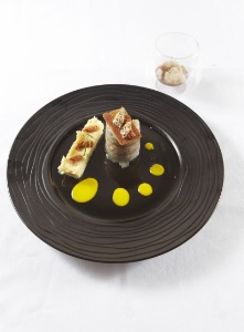 Plat : 'Merlan farci au fenouil et citron confit, purée à l'oursin, croûton au beurre de fenouil et oursin, aïoli léger'