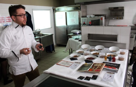 Le chef d'origine mexicaine Antonio Barenque Cortes cuisine sauterelles, vers, termites ou punaises comme n'importe quel autre produit, partant du principe qu'ils sont 'riches en protéines'. Le chef d'origine mexicaine Antonio Barenque Cortes cuisine sauterelles, vers, termites ou punaises comme n'importe quel autre produit, partant du principe qu'ils sont 'riches en protéines'.