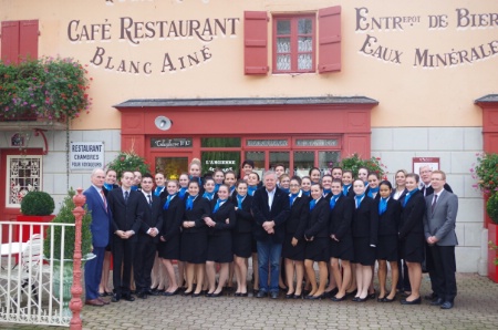 À Vonnas, les élèves ont rencontré Georges Blanc, l'un des chefs emblématiques de la gastronomie française. À Vonnas, les élèves ont rencontré Georges Blanc, l'un des chefs emblématiques de la gastronomie française.