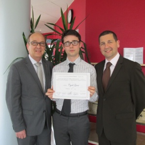 Cyril Girot est entouré par Aurélien LEPLLUMEY Enseignant en Commercialisation et service de restauration en section BTS et Jean-Pierre LESAGE Chargé de Mission Alternance au groupe FIM. Cyril Girot est entouré par Aurélien LEPLLUMEY Enseignant en Commercialisation et service de restauration en section BTS et Jean-Pierre LESAGE Chargé de Mission Alternance au groupe FIM.