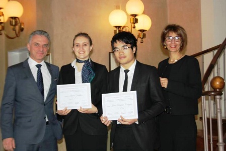 Isoline et Jean-Baptiste sont entourés par Laurent Cartier du restaurant Les Terrasses d'Uriage et Sophie Abraham du lycée Lesdiguières à Grenoble Isoline et Jean-Baptiste sont entourés par Laurent Cartier du restaurant Les Terrasses d'Uriage et Sophie Abraham du lycée Lesdiguières à Grenoble