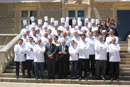 Au centre : Hervé Fleury et Gérard Pélisson. Des chefs étoilés venus en réunion, en parallèle de la remise des Trophées Bocuse & Co 3 parrainée par yanncik Alléno : Pierre-Yves Bertrand (Ouest Express) / Sébastien Leroy (Ouest Express) / Hervé Fleury / Benjamin Bonardi (Ouest Express) / Augusto Dos Santos (Augusto Gastronomie) / Yannick Alléno / Nicolas Frison (Room Seasons).