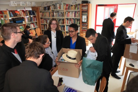 Les élèves du lycée heureux de recevoir des lots.
