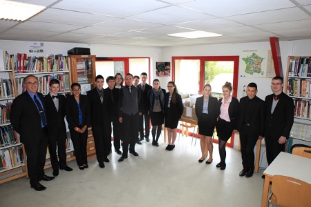 Les vainqueurs du lycée avec le documentaliste Franck Vilboux.