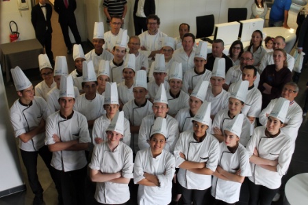 Les élèves, le jury et les professeurs au concours de pâtisserie du lycée Georges Frêche. Les élèves, le jury et les professeurs au concours de pâtisserie du lycée Georges Frêche.