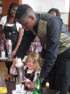 Au lycée Belliard, chaque maternelle était coaché par un élève du lycée pour confectionner au choix une blanquette de veau, un cocktail Florida, un dessert araignée en chocolat ou apprendre les bases du service en salle.