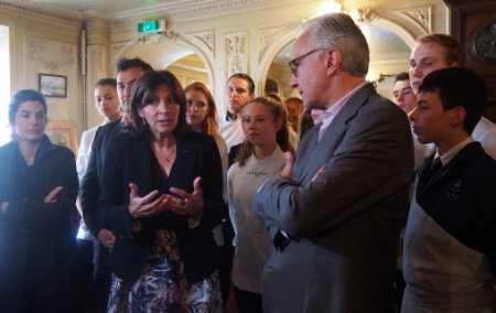Anne Hidalgo et Alain Ducasse ont pris le temps de déjeuner avec dix apprentis, hier, au bistrot Aux Lyonnais, dans le cadre de Tous au restaurant. Anne Hidalgo et Alain Ducasse ont pris le temps de déjeuner avec dix apprentis, hier, au bistrot Aux Lyonnais, dans le cadre de Tous au restaurant.