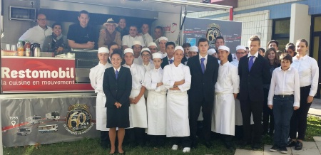 Les élèves et les professeurs devant le food truck. Les élèves et les professeurs devant le food truck.