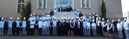 Photo souvenir : anciens élèves, élèves actuels avec Henri-Claude Bayol, provisuer et Denis Ruault, chef de travaux