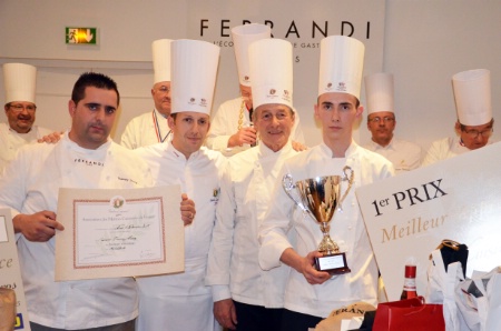 Gwendal Briant reçoit le titre 2015 aux côtés de Fernand Mischler, ancien président de l'association des Maitres Cuisiniers de France et parrain du concours 2015, son maître d'apprentissage Romain Gicquel, et son formateur Vianney Lecocq. Gwendal Briant reçoit le titre 2015 aux côtés de Fernand Mischler, ancien président de l'association des Maitres Cuisiniers de France et parrain du concours 2015, son maître d'apprentissage Romain Gicquel, et son formateur Vianney Lecocq.