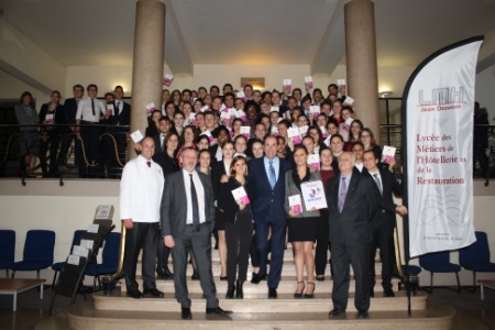 La réunion s'est terminée par la traditionnelle photo de famille avec tous les participants, au premier plan notamment autour de Patrick Scicard : Gilles Blasco, Elodie Rémont, Michel Ryckebush, Pierre Berthet. La réunion s'est terminée par la traditionnelle photo de famille avec tous les participants, au premier plan notamment autour de Patrick Scicard : Gilles Blasco, Elodie Rémont, Michel Ryckebush, Pierre Berthet.
