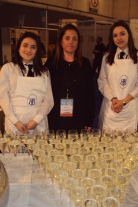 Florence Levy, professeur de cuisine du lycée Grande Bastide, et deux de ses élèves de première bac pro services