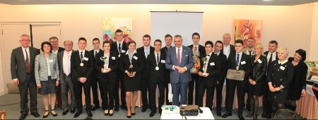 Les candidats et leurs encadrants au grand complet Les candidats et leurs encadrants au grand complet