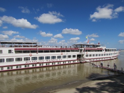 Un hôtel flottant sur fleuve Ayeyarwady, au coeur du Myanmar (ex-Birmanie). Un hôtel flottant sur fleuve Ayeyarwady, au coeur du Myanmar (ex-Birmanie).