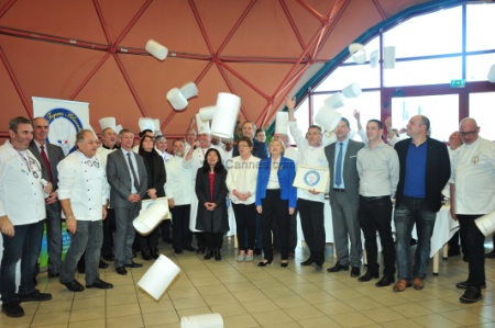 Autour de Jean-Claude Brugel de nombreux chefs membres de l'International Club les Toques Blanches. Autour de Jean-Claude Brugel de nombreux chefs membres de l'International Club les Toques Blanches.