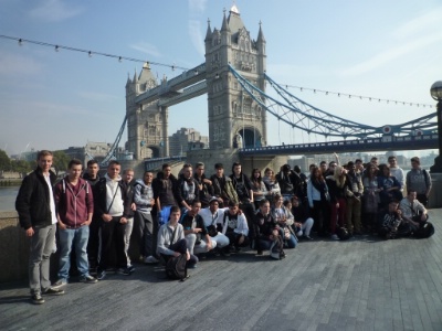 47 élèves du lycée en voyage à Londres dans le cadre des nombreux projets pédagogiques internationaux comme auparavant l'Italie, les Pays Bas et plus récemment l'Espagne 47 élèves du lycée en voyage à Londres dans le cadre des nombreux projets pédagogiques internationaux comme auparavant l'Italie, les Pays Bas et plus récemment l'Espagne