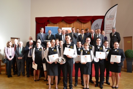 Au centre, les lauréats Pauline Taboureau et Lucas Poirel, entourés des participants. Au second plan, le jury du trophée 2016. Au centre, les lauréats Pauline Taboureau et Lucas Poirel, entourés des participants. Au second plan, le jury du trophée 2016.