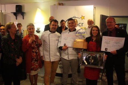Entre le chef Michel Sarran et Bruno Treffel, président de l'ANPCR, le binôme vainqueur du trophée 2016 : Céline Brun-Baronnat (service) et Christopher Burgi (cuisine), tous deux issus du CFA de Grenoble.