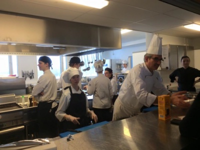 Sylvain Tauveron, professeur de cuisine, dans les cuisines Finlandaise. Sylvain Tauveron, professeur de cuisine, dans les cuisines Finlandaise.