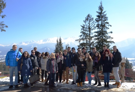 Les apprentis et les formateurs devant les montagnes de Zakopane et Tatras