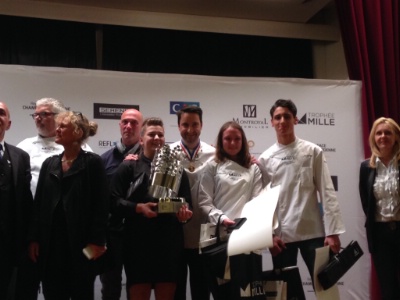 L'équipe lauréate : Anaëlle Keverian portant la coupe, Camille Schoonbaert et Raphaël Eppe.