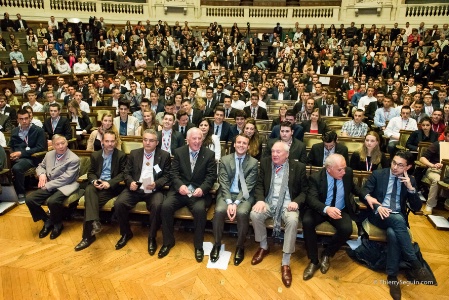Emmanuel Macron, ministre de l'Économie, avec à sa droite Gérard Rapp, président de la société des Meilleurs Ouvriers de France, et Bernard Cordier, secrétaire général.