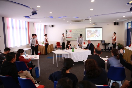 Les professeurs Sylvie Reuter et Michel Benko en pleine démonstration à Shanghai. Les professeurs Sylvie Reuter et Michel Benko en pleine démonstration à Shanghai.