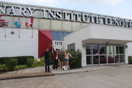 Devant le Culinary Institut LeNôtre aux États-Unis. Devant le Culinary Institut LeNôtre aux États-Unis.