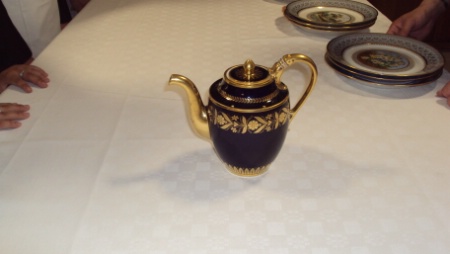 Certaines pièces provionnent de châteaux (Fontainebleau, Rambouillet), comme cette cafetière estampillée 'château des Tuileries'.