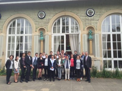 Devant la salle de l'orangerie du Park Hotel-Domaine Thermal de Mondorf, au Luxembourg. Devant la salle de l'orangerie du Park Hotel-Domaine Thermal de Mondorf, au Luxembourg.