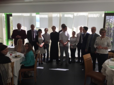 Le président de Moyenne Franconie, Richard Bartsch, Huguette Tortose, Philippe Chadelas avec les jeunes de la classe internationale. Le président de Moyenne Franconie, Richard Bartsch, Huguette Tortose, Philippe Chadelas avec les jeunes de la classe internationale.