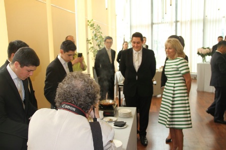 Certains étudiants qui avaient séjourné au Texas dans le cadre d'un échange avec les étudiants du community college (centre universitaire de premier cycle) St Philips, ont eu le plaisir de converser en anglais avec Jill Biden.