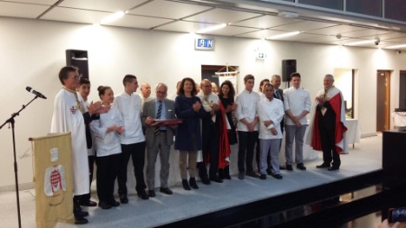 Gilles Brunner, président du Cordon d'or, Alice Benyamin (2e), Christophe Pulizzi (2e), Richard Agliata (vainqueur) et Patrice Broussou, proviseur du lycée de Grenoble. Gilles Brunner, président du Cordon d'or, Alice Benyamin (2e), Christophe Pulizzi (2e), Richard Agliata (vainqueur) et Patrice Broussou, proviseur du lycée de Grenoble.