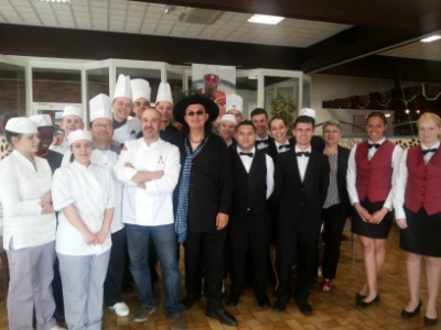 Marc Veyrat et Bruno Locatelli, son chef exécutif, avec les éleves de brevet professionnel. Marc Veyrat et Bruno Locatelli, son chef exécutif, avec les éleves de brevet professionnel.
