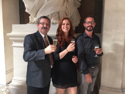 Claire Gomez, entourée des ses professeurs Joël Guérinet (bar) et Tristan Soulaine (service).