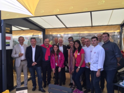 Pierre Gattaz (pull rouge) sur le podium du Tour à Limoges, avec des apprentis des CFA Pierre Gattaz (pull rouge) sur le podium du Tour à Limoges, avec des apprentis des CFA