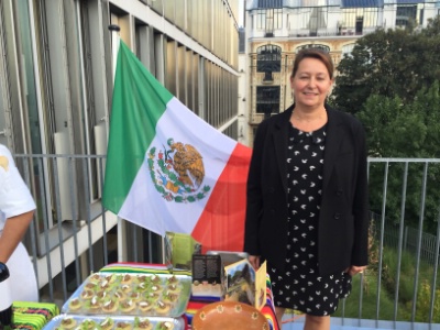 Odile Roblin, professeur de cuisine, devant le stand mexicain. Elle est allé à Cancun dans le cadre d'échanges avec des professeurs.