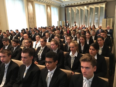 Des étudiants à l'écoute, au cours d'une conférence d'environ deux heures.