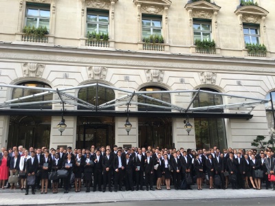La promotion au grand complet devant le Peninsula.
