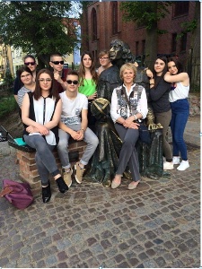 Le groupe d'élèves et leur professeur de restaurant, Madame Hérault-Carteron, devant la statue de Nicolas Copernic à Olsztyn. Le groupe d'élèves et leur professeur de restaurant, Madame Hérault-Carteron, devant la statue de Nicolas Copernic à Olsztyn.