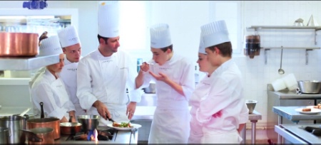 Créer des passerelles entre le monde de l'enseignement et le monde professionnel, avec un programme de formation spécifique. Créer des passerelles entre le monde de l'enseignement et le monde professionnel, avec un programme de formation spécifique.
