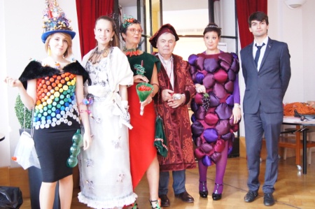 Malvyna Lecoeur CAP Pâtissier 2e année (costume sur le thème bouteille d'eau), Laure Rodriguez BTS 1A (couverts), Mérièm Dépinay (piment), Richard Alexandre (maître de confrérie), Nadia Maazouzi , Responsable de la vie scolaire (grappe de raisin) et Albin Chartrain-Doisneau Terminale D cuisine (va jouer du banjo sur une Tarentelle). Malvyna Lecoeur CAP Pâtissier 2e année (costume sur le thème bouteille d'eau), Laure Rodriguez BTS 1A (couverts), Mérièm Dépinay (piment), Richard Alexandre (maître de confrérie), Nadia Maazouzi , Responsable de la vie scolaire (grappe de raisin) et Albin Chartrain-Doisneau Terminale D cuisine (va jouer du banjo sur une Tarentelle).