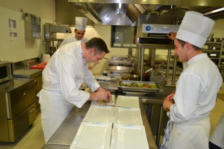 Le chef Nicolas Davouze en pleine démonstration.