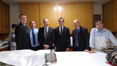 Avec le personnel du service argenterie de l'Élysée. Avec le personnel du service argenterie de l'Élysée.