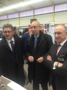 Michel Lugnier et Alain Henriet, inspecteurs généraux de l'Education nationale, et Joseph Le Gal, en visite sur les stands des producteurs. Michel Lugnier et Alain Henriet, inspecteurs généraux de l'Education nationale, et Joseph Le Gal, en visite sur les stands des producteurs.