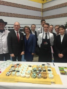 Joseph Le Gal et Caroline Saliou, présidente de l'Apeel, devant les fromages produits dans la chèvrerie de Canaples. Joseph Le Gal et Caroline Saliou, présidente de l'Apeel, devant les fromages produits dans la chèvrerie de Canaples.