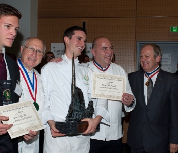 Trophée Raymond Vaudard : Louis Cozette, lauréat restaurant, Lucien Veillet, président de l'ANC, Victor Durand, lauréat cuisine, Stéphane Buron et Michel Widehem. Trophée Raymond Vaudard : Louis Cozette, lauréat restaurant, Lucien Veillet, président de l'ANC, Victor Durand, lauréat cuisine, Stéphane Buron et Michel Widehem.