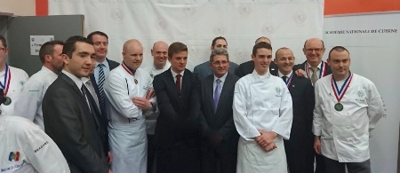 Les lauréats du trophée Raymond Vaudard avec Michel Lugnier, inspecteur général de l'Éducation nationale. Les lauréats du trophée Raymond Vaudard avec Michel Lugnier, inspecteur général de l'Éducation nationale.
