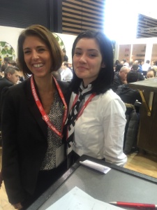 Nathalie Drayton, professeur de restaurant, devant le restaurant éphémère du MIN Rungis au Sirha. Nathalie Drayton, professeur de restaurant, devant le restaurant éphémère du MIN Rungis au Sirha.
