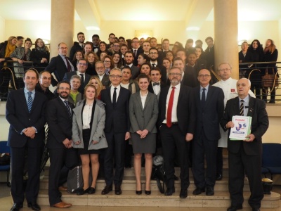 Photo de famille pour les BTS et leur parrain, Hervé Houdré.